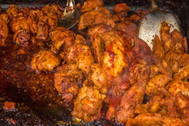 Baharatlı soslu kızarmış tavuk kırmızı et.