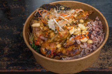 Hindistan cevizi ve fıstık tavuk ile Pirinç kutusu.