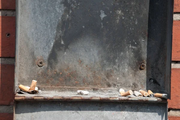 Sigara izmaritleri ve kül tablaları.