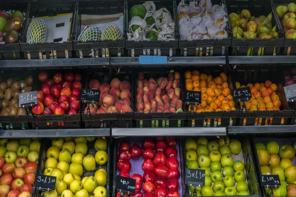 Piyasada Renkli Taze Meyveler.