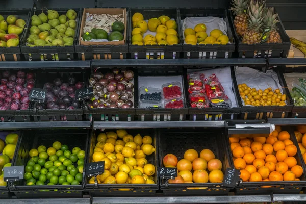 Piyasada Renkli Taze Meyveler.