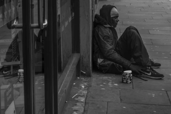 Beggar man on the street asking for money. Beggars. Social probl — Stock Photo, Image