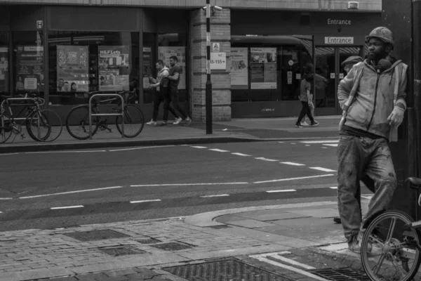 Worker Stand against the pillar during the break. — ストック写真