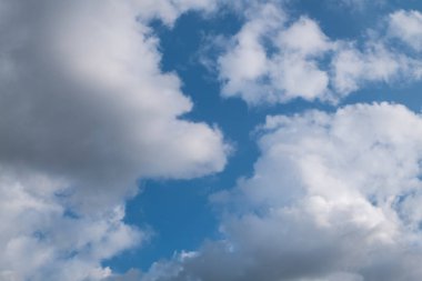 güzel mavi gökyüzü bulutlar arka plan ile. Gökyüzü bulutlar.