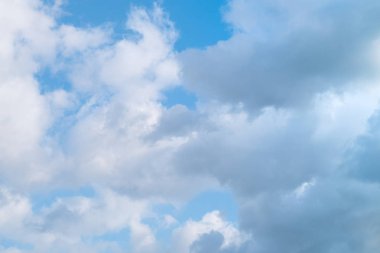 güzel mavi gökyüzü bulutlar arka plan ile. Gökyüzü bulutlar.