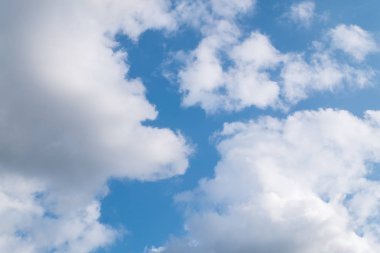 güzel mavi gökyüzü bulutlar arka plan ile. Gökyüzü bulutlar.