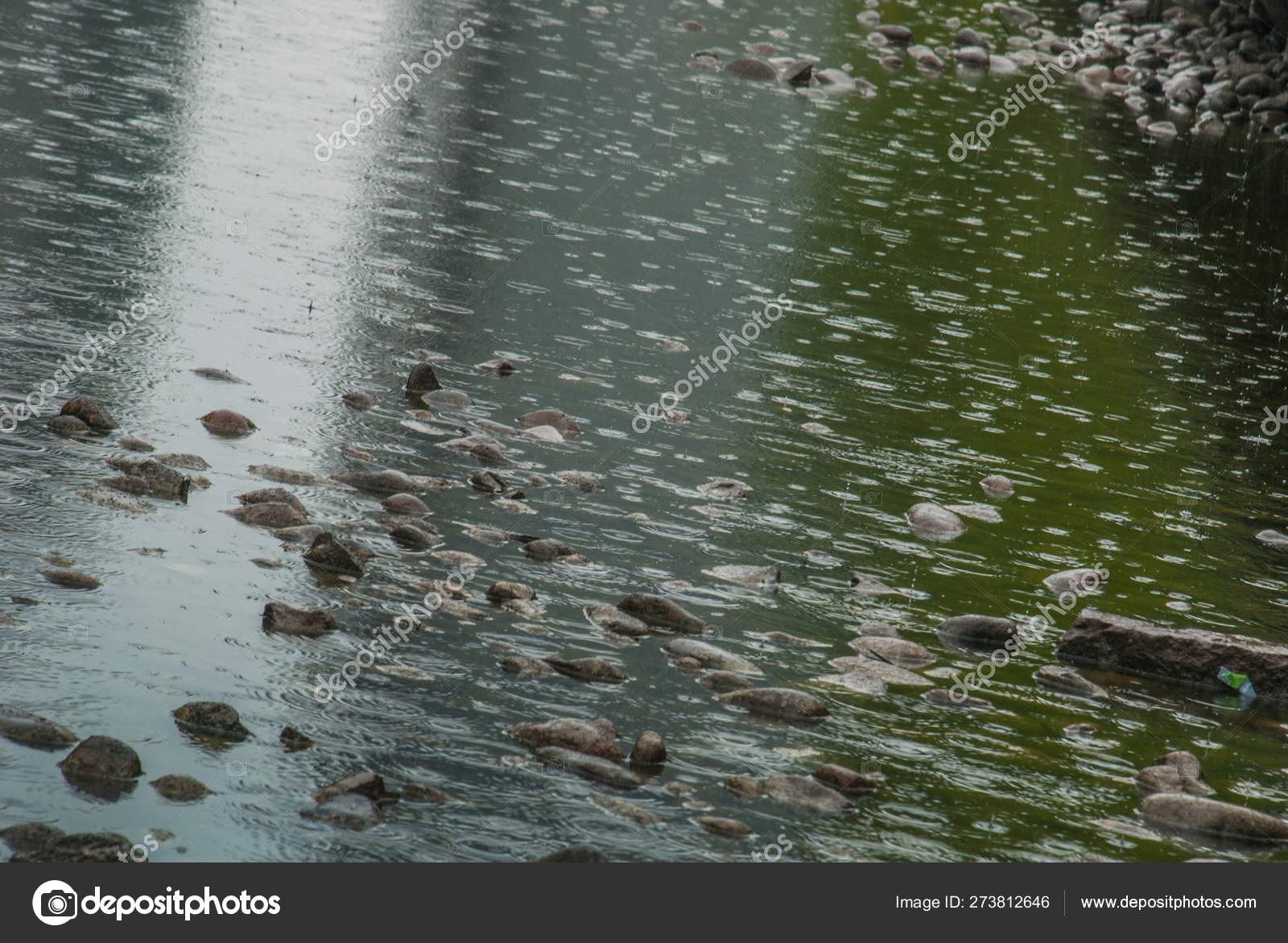 Вырытый большой котлован вследствие обильных дождей со временем ...