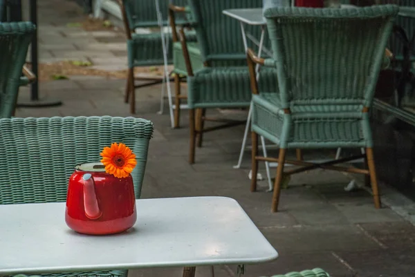 Exterior de una cafetería con mesas y sillas en Londres . —  Fotos de Stock