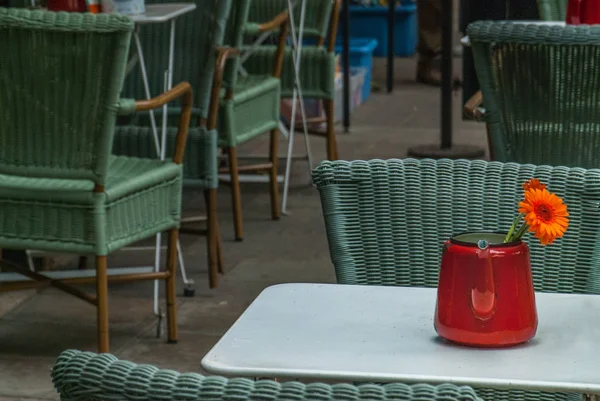 Na zewnątrz kawiarni ze stołami i krzesłami w Londynie. — Zdjęcie stockowe