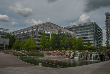 Chiswick iş Parkı Batı Londra'da bir yaz günü. Büyük bir 