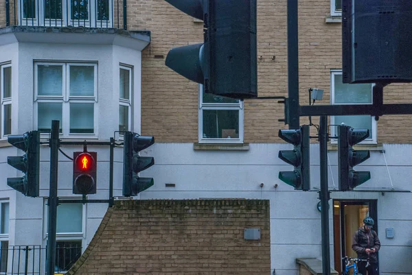 Semáforo con semáforo rojo contra el con casas —  Fotos de Stock