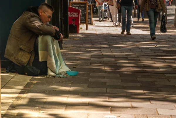 通りで乞食の男がお金を求めて。乞食。ソーシャルプロブル — ストック写真