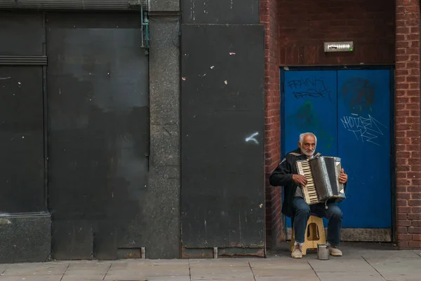 乞食やホームレスの男は、音楽交換のお金を再生し、乞食 — ストック写真