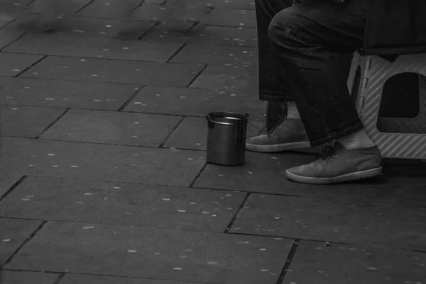 乞食やホームレスの男の足、ciの路上で乞食 — ストック写真