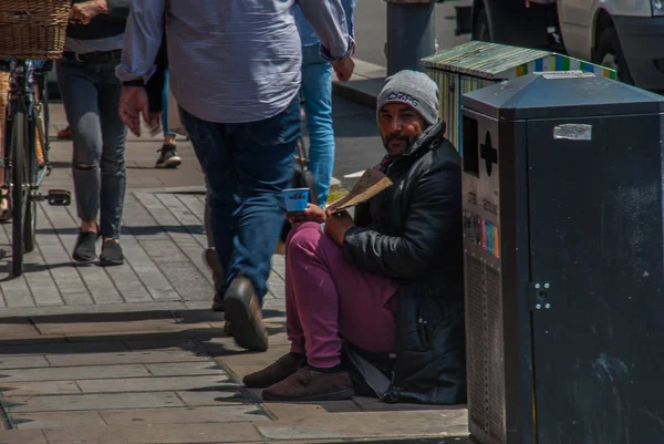 Sokaktaki dilenci adam para istiyor. Dilenci. Sosyal probl — Stok fotoğraf