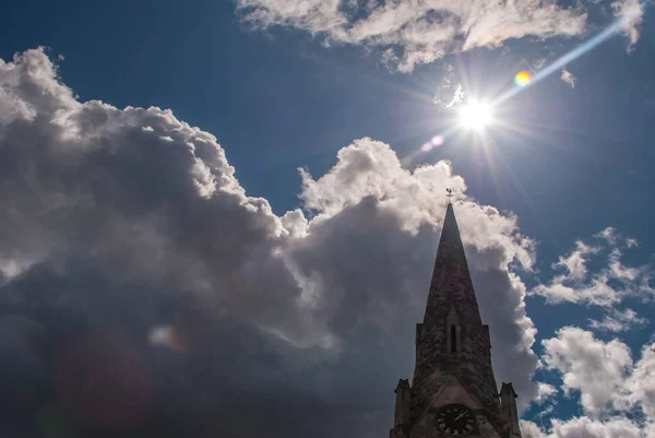 아름다운 태양을 받는 교회의 꼭대기. — 스톡 사진