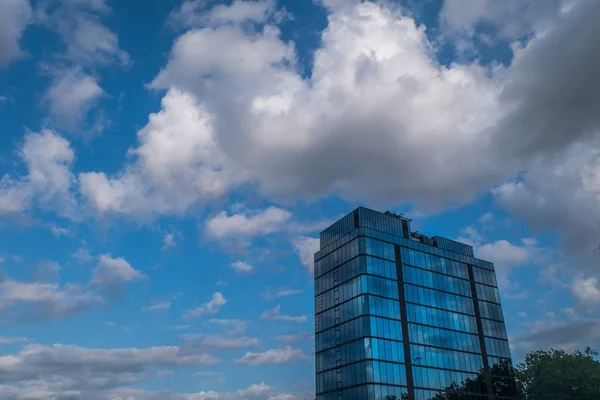 Revestimento de espelho geométrico angular em um edifício moderno com repe — Fotografia de Stock