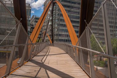 Modern görünümlü bir binaya doğru bir köprü. bina ve bri