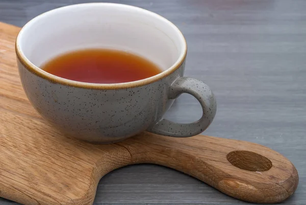 Csésze teát helyezni egy fa szolgáló tál. — Stock Fotó