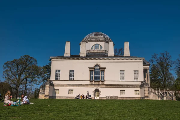 Obok Chiswick House na zachodnim Londynie w Wielkiej Brytanii. Dom Chiswick — Zdjęcie stockowe