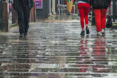 Chiswick sokakta yağmurda yürüyen yaya ayakları.