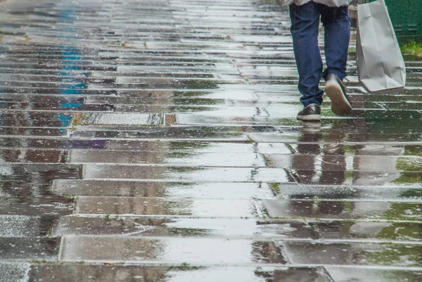 Pies peatonales caminando bajo la lluvia en la calle Chiswick . — Foto de Stock