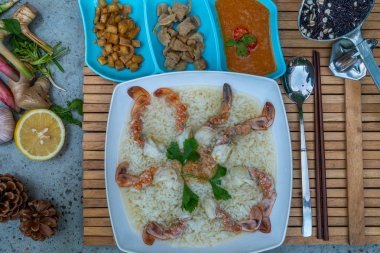 Beyaz bir kase ve yan yemekler yengeç ile lapa.