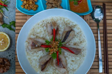 Balıklı Pirinç Lapası. Balık Congee. Asya Gıda