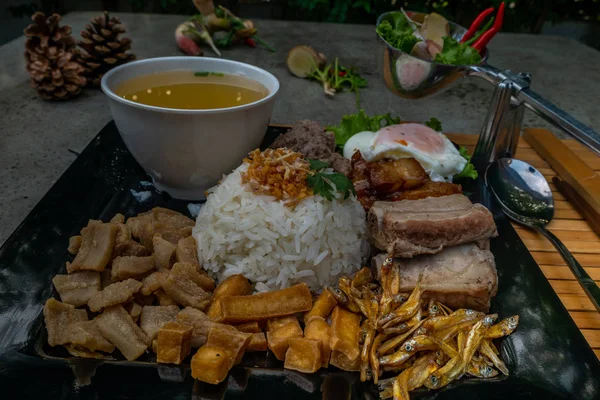 Dry Rice Porridge.Dry Rice congee with pork and Fried egg. — Stock Photo, Image