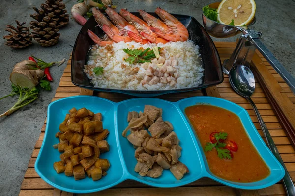 Nutritious and delicious seafood porridge, Rice shrimp scallop p — Stock Photo, Image