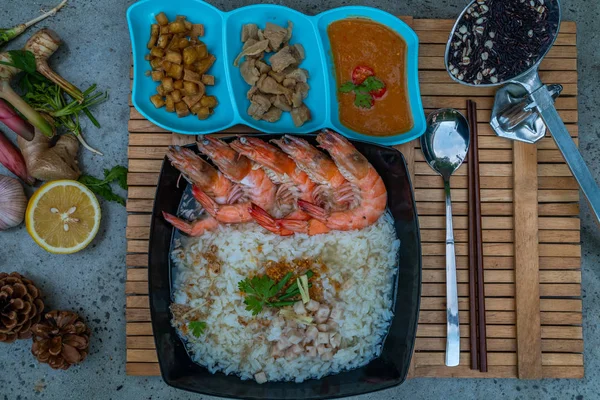 Nutritious and delicious seafood porridge, Rice shrimp scallop p