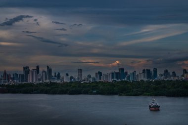 Chao Phraya Nehri'nde gökyüzü, tekneler ve binalar görünümü
