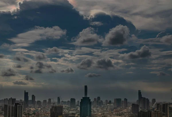 Sky widok na Bangkok wieczór z drapaczem chmur w biznesie — Zdjęcie stockowe