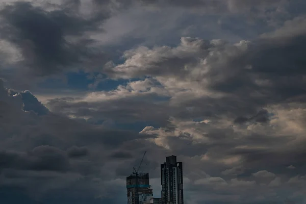 Sky View van Bangkok avond uitzicht met wolkenkrabber in de Business — Stockfoto