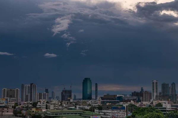 Vista del cielo de Bangkok vista de la noche con rascacielos en el negocio — Foto de Stock