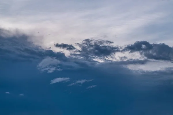 Blue sky and cloud, Sky on a bright day. The softness of the clo — Stock Photo, Image