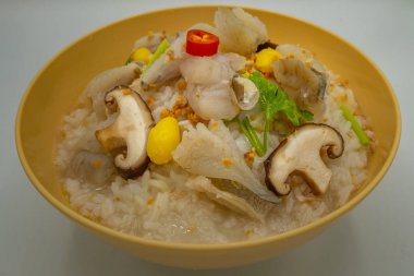 Ye shitake mantar ve ginkgo ile levrek ile Haşlanmış pirinç