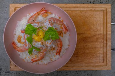 Besleyici ve lezzetli deniz ürünleri lapası, Pirinç karides lapası 