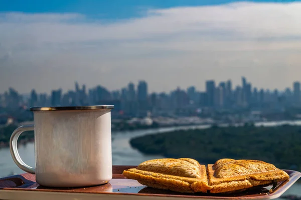 Sarapan - roti lapis dan kopi di atas nampan kayu . — Stok Foto