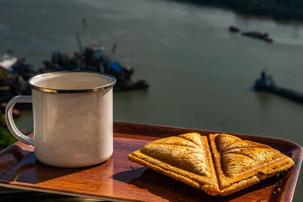 Sarapan - roti lapis dan kopi di atas nampan kayu . — Stok Foto