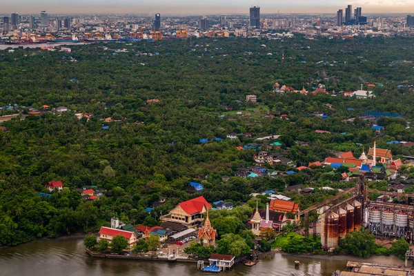 La vista del fiume Chao Phraya che vede l'area verde accanto — Foto Stock