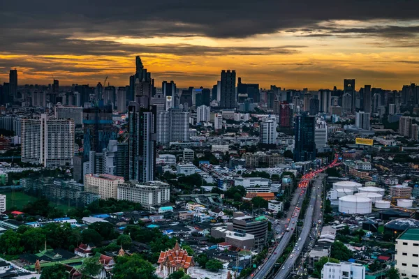 Vista aérea de Bangkok con rascacielos en el distrito de negocios en — Foto de Stock