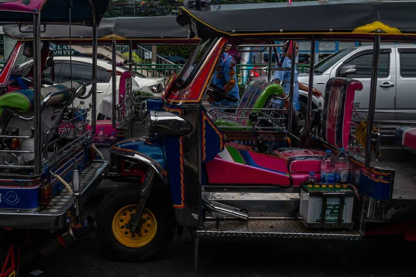 Bangkok street transport , traditional thai tuk tuk shape 3-whee — Stock Photo, Image