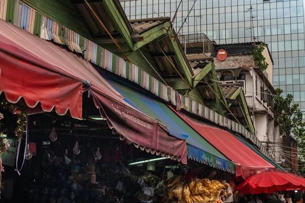 Tipica scena sul mercato bagnato di Khlong Toei. Questo è Bangkoks grandi — Foto Stock