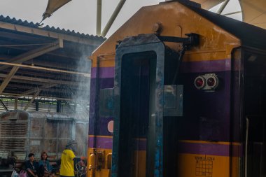 Bangkok Demiryolu Stati'de treni temizlerken temizlik personeli