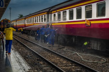 Bangkok Demiryolu Stati'de treni temizlerken temizlik personeli