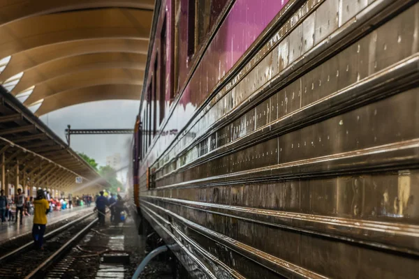 Reinigungspersonal beim Reinigen des Zuges am Bahnhof Bangkok — Stockfoto