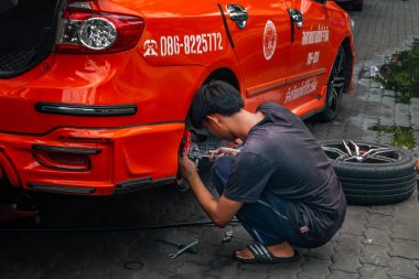 bangkok,Tayland - haziran 29, 2019 : bir taksi tamir erkek mekaniği