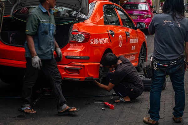 Bangkok,Thailand - jun 29, 2019 : men mechanics repairing a taxi — Stock Photo, Image