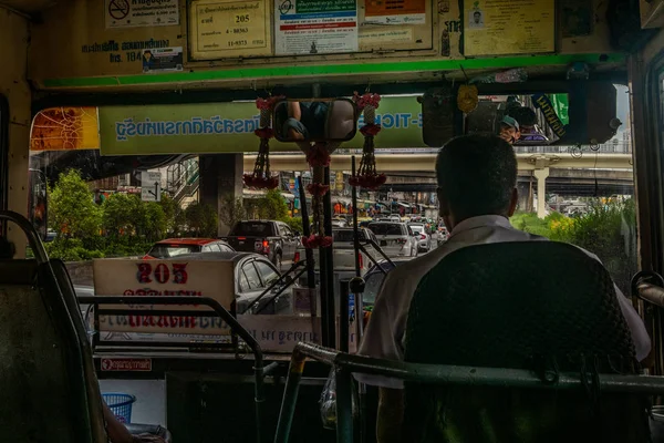 O motorista de ônibus em um ônibus antigo nas estradas de Bangkok . — Fotografia de Stock